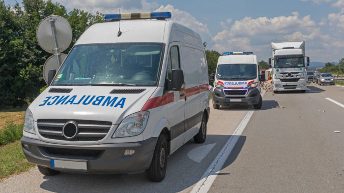 Sudar autobusa i automobila kod Pančevačkog mosta: Tri žene lakše povređene