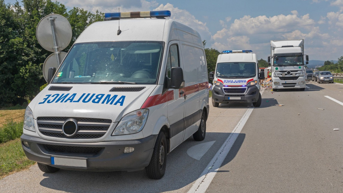Sudar autobusa i automobila kod Pančevačkog mosta: Tri žene lakše povređene
