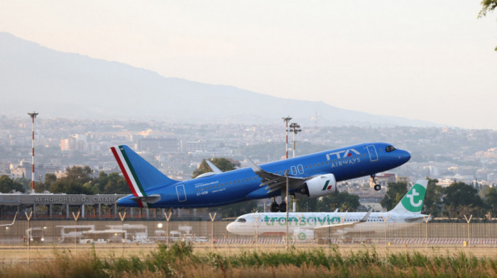 Vulkan Etna ponovo izbacio pepeo, obustavljeni letovi na aerodromu u Kataniji