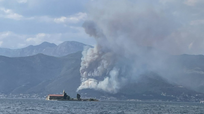 Požar iznad Žagera kod Herceg Novog: Vatra se zbog vetra širi prema Bijeloj i Baošićima