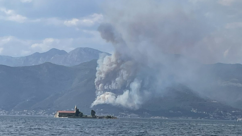 Požar iznad Žagera kod Herceg Novog: Vatra se zbog vetra širi prema Bijeloj i Baošićima