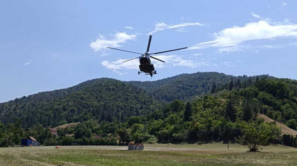 Helikopter MUP-a stigao na Stolove: U jednom naletu izbacuje 3.500 litara vode na požar