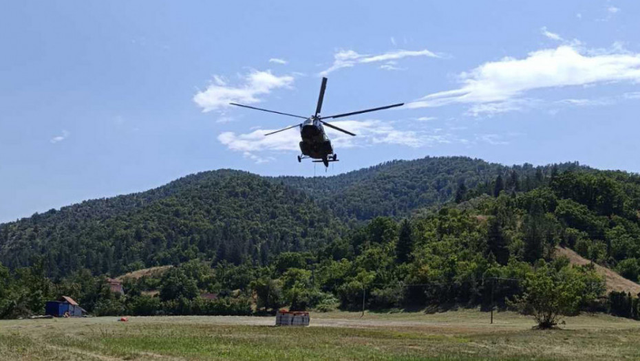 Helikopter MUP-a stigao na Stolove: U jednom naletu izbacuje 3.500 litara vode na požar