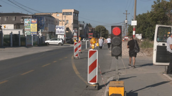 Velike gužve u Surčinskoj ulici: Vozači čekaju i do sat vremena, problem pravi i nepoštovanje signalizacije