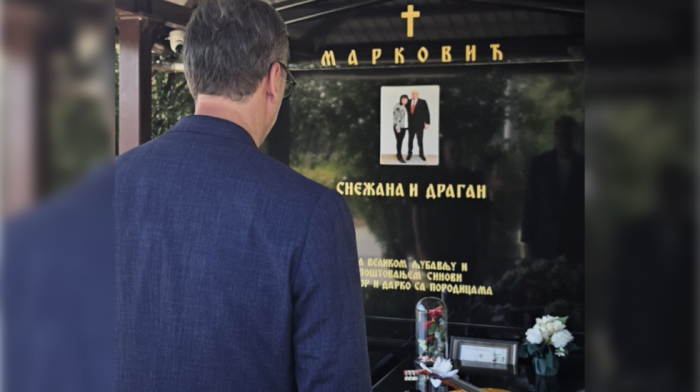Vučić obišao grob Dragana Markovića Palme: Meni nedostaje, Srbiji još više