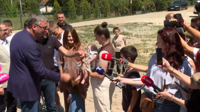 Predsednik Vučić na jugoistoku Srbije: U poseti porodici Maslar sa osmoro dece (VIDEO)
