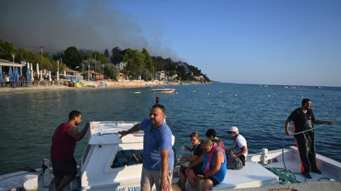 Požar kod popularnog letovališta na Halkidikiju: Vatra se približava kućama, turisti evakuisani morskim putem (VIDEO)