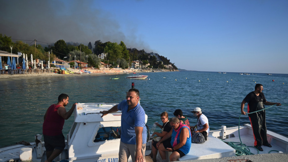 Požar kod popularnog letovališta na Halkidikiju: Vatra se približava kućama, turisti evakuisani morskim putem (VIDEO)