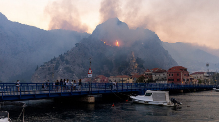Među sedam teže povređenih u požaru u Omišu i jedna maloletnica, deo pacijenata na respiratoru