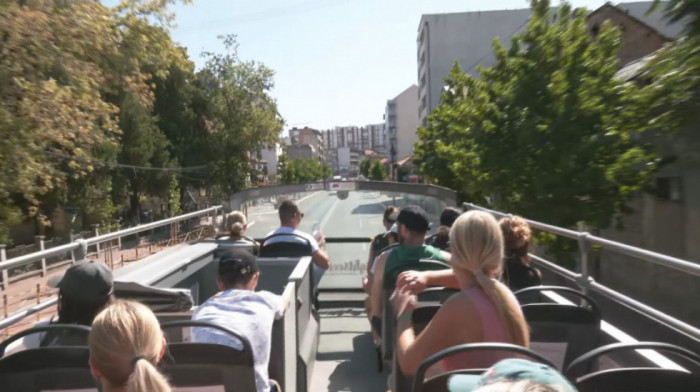 Panoramski autobus u Nišu: Grad iz nove perspektive, besplatno razgledanje i hop-on hop-off vikendom