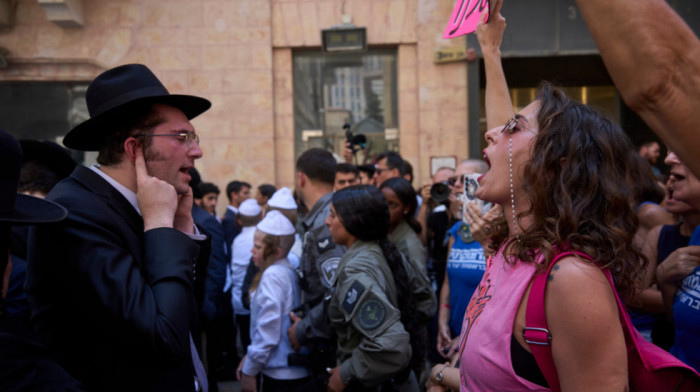Protest ultraortodoksnih Jevreja ispred kafića u Jerusalimu koji radi subotom