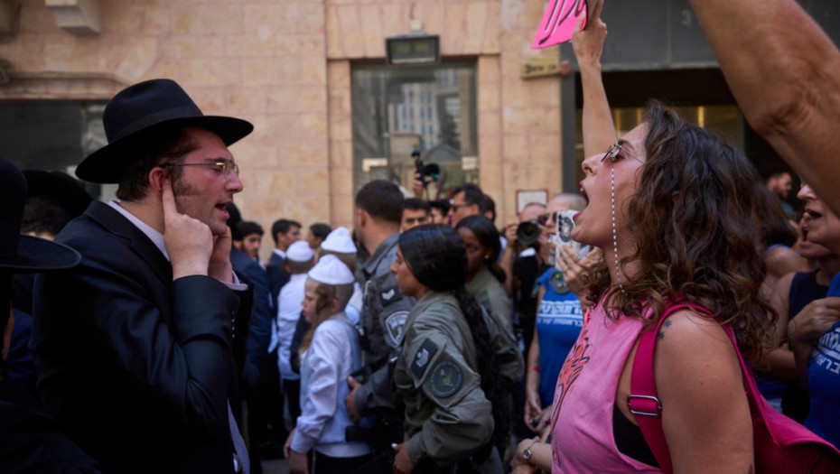 Protest ultraortodoksnih Jevreja ispred kafića u Jerusalimu koji radi subotom