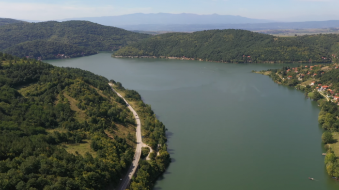 Vatra zahvatila vikendice i šumu kod Bovanskog jezera: Vatrogasci iz Aleksinca i Sokobanje dežuraju na terenu