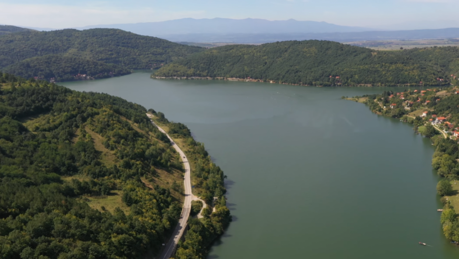 Vatra zahvatila vikendice i šumu kod Bovanskog jezera: Vatrogasci iz Aleksinca i Sokobanje dežuraju na terenu