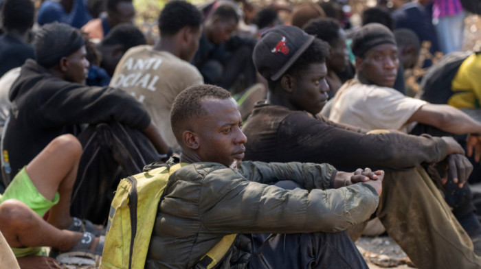"Umorni smo, potrebno nam je rešenje": Nastavlja se agonija u Seuti, stotine migranata traže azil