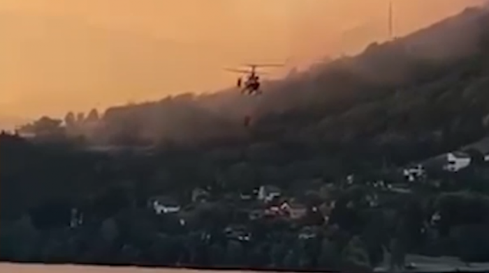 Vatra zahvatila vikendice i šumu kod Bovanskog jezera: Vatrogasci iz Aleksinca i Sokobanje dežuraju na terenu