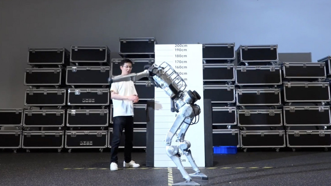 Stiže kineski "Supermen": Humanoidni robot skače dva metra i razvija brzinu od čak 45 kilometara na sat