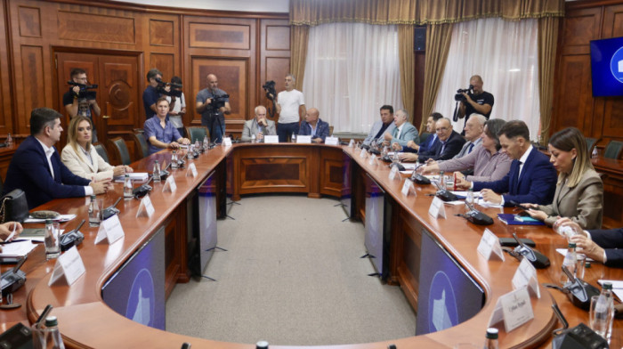 Počela sednica SES-a o minimalcu: Vlada predlaže 600, sindikati traže 650 evra