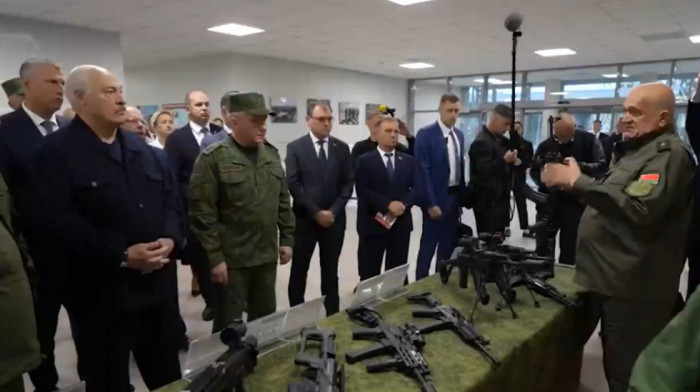 Lukašenku uručen prva potpuno beloruska automatska puška