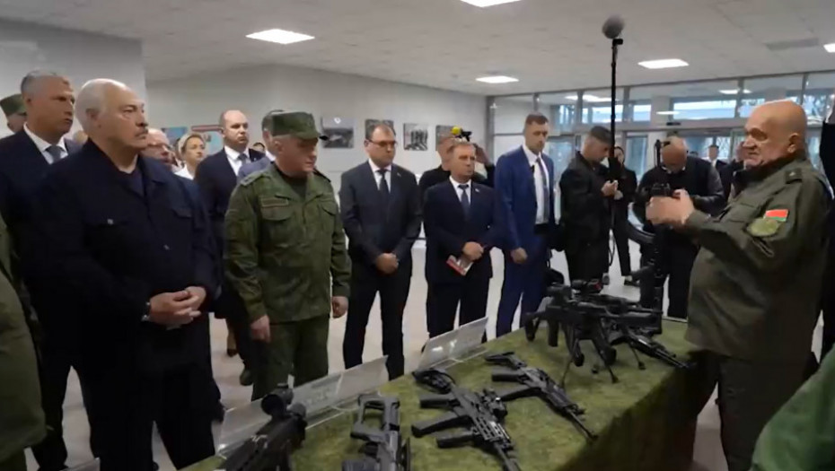 Lukašenku uručen prva potpuno beloruska automatska puška