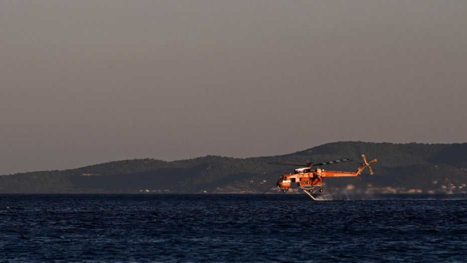 Požar bukti blizu popularnog letovališta u Grčkoj: Avioni i helikopteri u borbi sa vatrom
