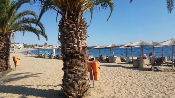 Kraj "rezervisanim" mestima na plaži: Velika akcija na Halkidikiju, uklonjeno 100 suncobrana i ležaljki