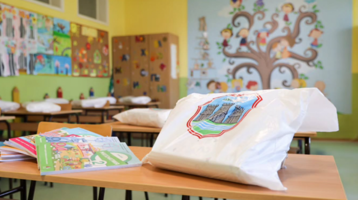 Mićin: Počela podela besplatnih udžbenika osnovcima u Novom Sadu