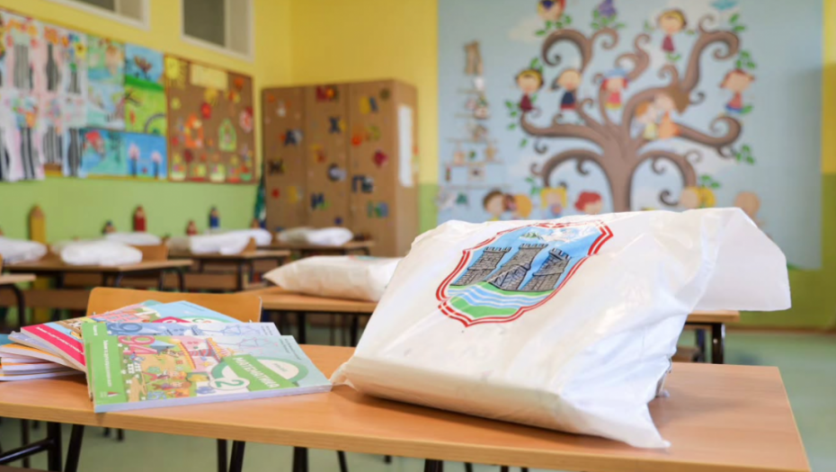 Mićin: Počela podela besplatnih udžbenika osnovcima u Novom Sadu