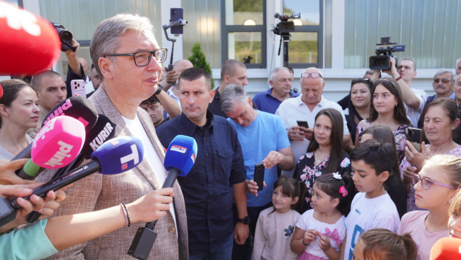 Vučić u Topličkom okrugu, prva poseta fabrici Jumko: "Imaćete posla, veće plate i bolje mašine"