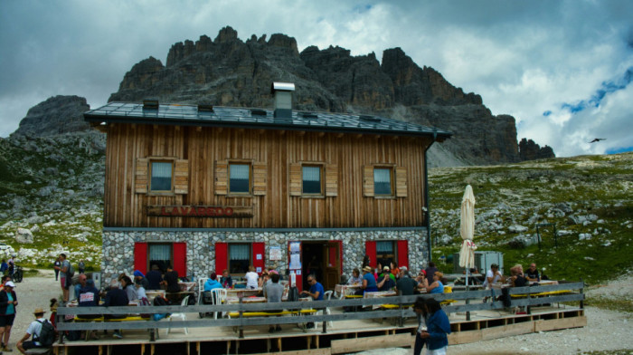 Seoce u Dolomitima u opsadnom stanju: Turisti satima čekaju u redovima da probaju "krofne" od četiri evra