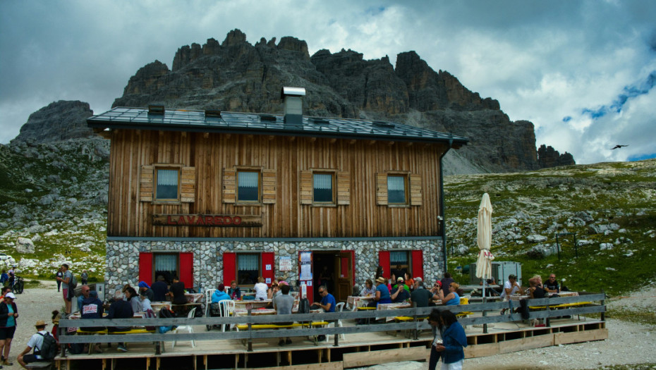 Seoce u Dolomitima u opsadnom stanju: Turisti satima čekaju u redovima da probaju "krofne" od četiri evra
