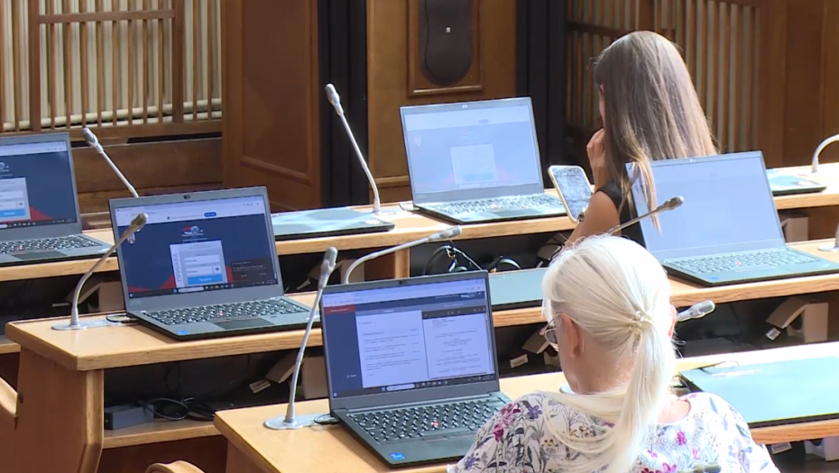 RIK usvojio predlog: Na biračkim mestima biće i stari i novi paravani