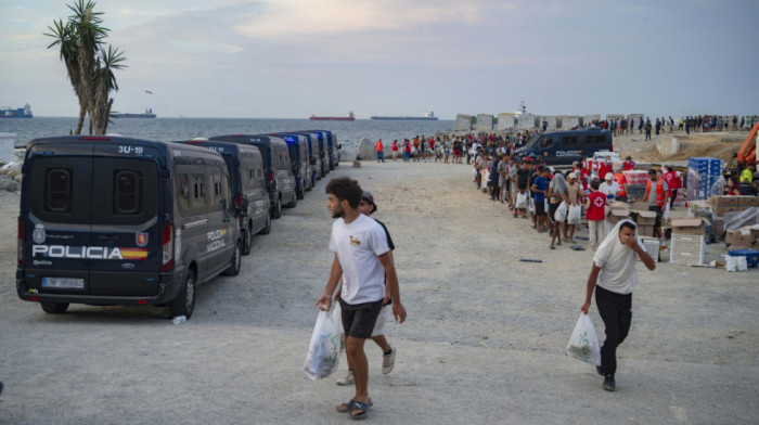 Policija počela evakuaciju migranata sa plaže u Seuti: Pripremljeno 1.800 mesta