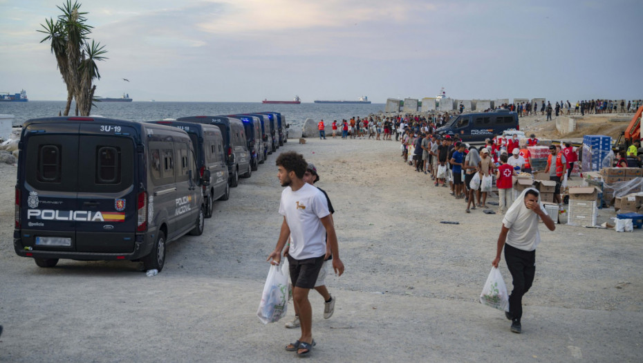 Policija počela evakuaciju migranata sa plaže u Seuti: Pripremljeno 1.800 mesta