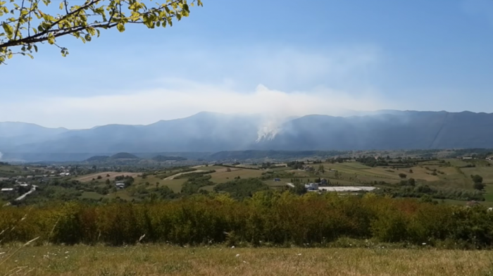 Požar kod Bihaća izmakao kontroli: Vatra stigla do miniranog područja, traže se helikopteri za gašenje