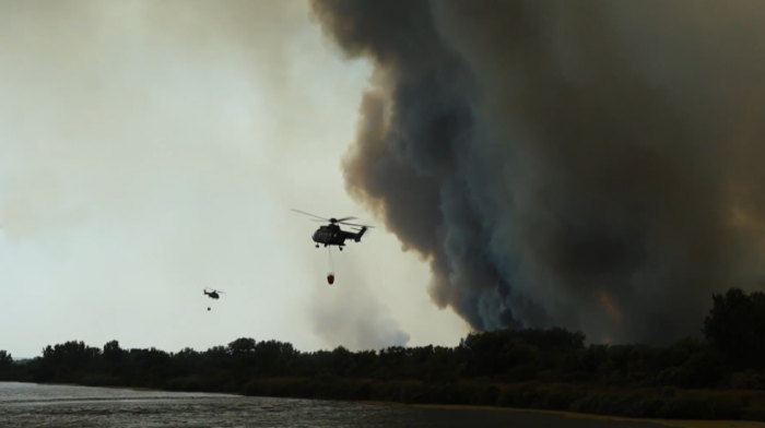 Apokaliptične scene u Deliblatskoj peščari: Vatrogasci, Iljušin i helikopteri u borbi protiv vatrene stihije (FOTO)