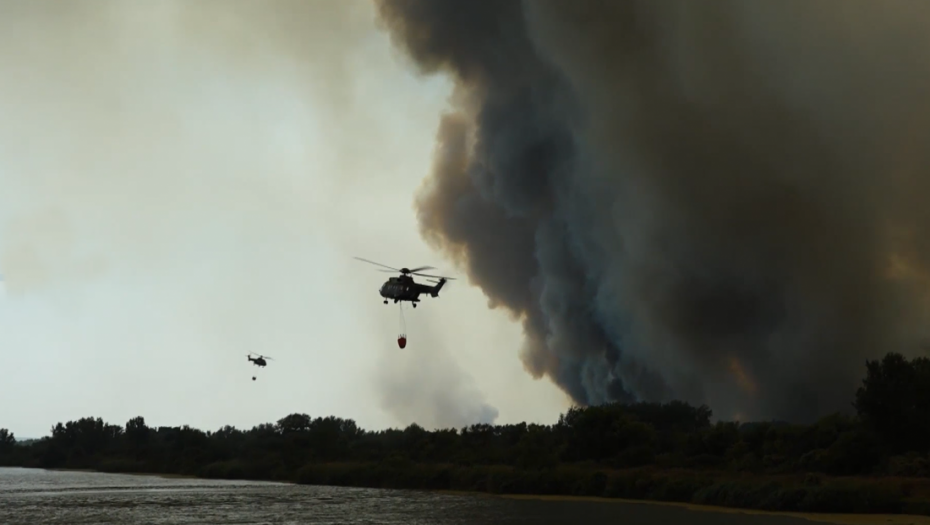 Apokaliptične scene u Deliblatskoj peščari: Vatrogasci, Iljušin i helikopteri u borbi protiv vatrene stihije (FOTO)