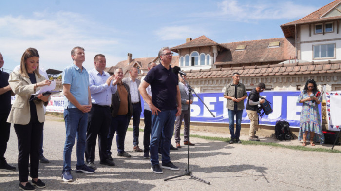 Vučić u Vladimircima: Obilazi radove na izgradnji OŠ "Jovan Cvijić" u selu Provo