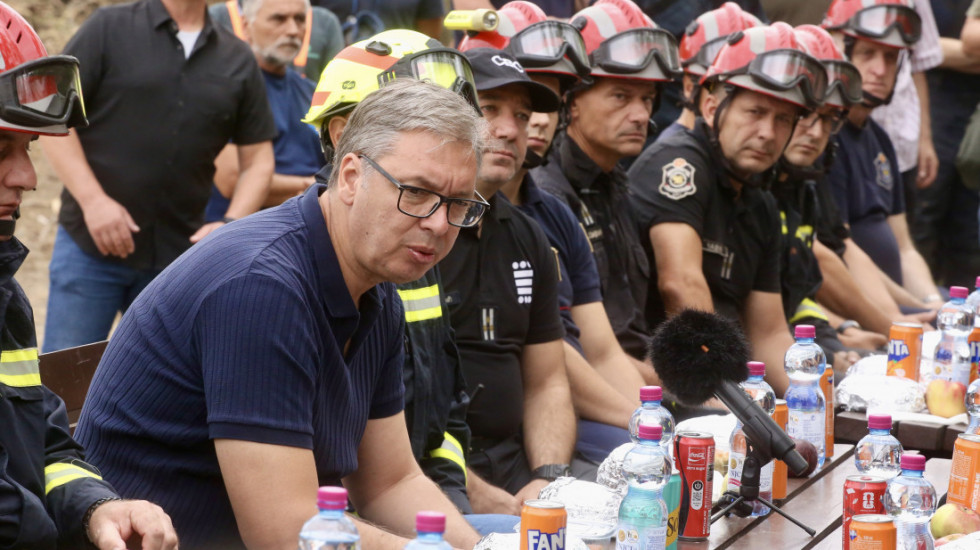 Vučić: Odlikovaću mnoge vatrogasce, zahvaljujući njima nema žrtava