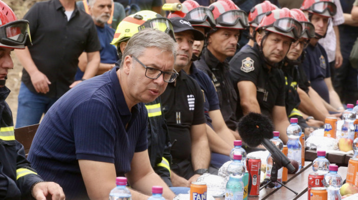 Vučić: Odlikovaću mnoge vatrogasce, zahvaljujući njima nema žrtava