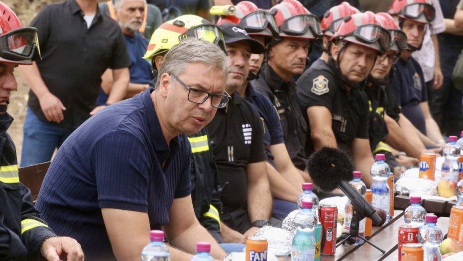 Vučić: Odlikovaću mnoge vatrogasce, zahvaljujući njima nema žrtava