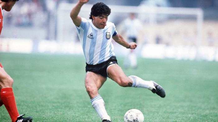 Lopta kojom je Maradona postigao "gol veka" na Mundijalu 1986. prodata za preko tri miliona dolara