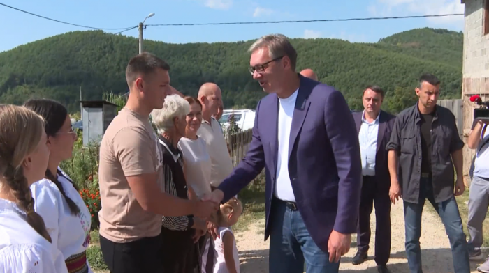 Vučić u poseti Raškom okrugu: Deževa će dobiti potpuno novu školu, u naredna dva meseca i put ka Vranovini