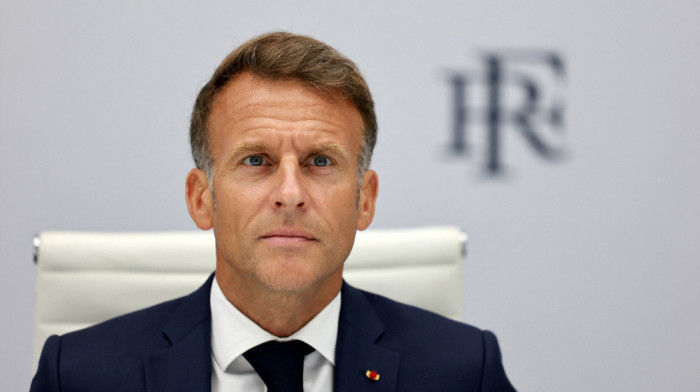 "Zaštita dece više ne može da čeka": Makron najavio zabranu mobilnih telefona u srednjim školama u Francuskoj od 2026.