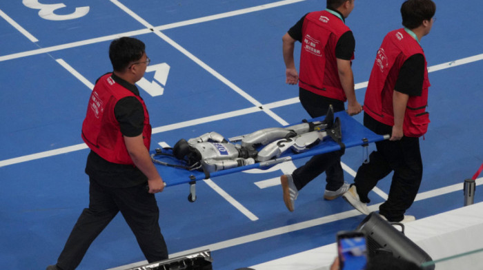 Hit snimak iz Pekinga: Robot "kolabirao" dok je dizao tegove, pa ga izneli na nosilima (VIDEO)