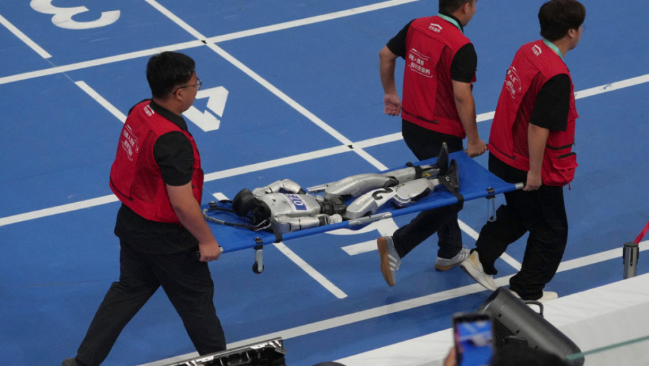 Hit snimak iz Pekinga: Robot "kolabirao" dok je dizao tegove, pa ga izneli na nosilima (VIDEO)