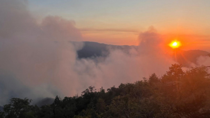 Požar na Stolovima i dalje nije lokalizovan, kiša i slabiji vetar olakšavaju gašenje