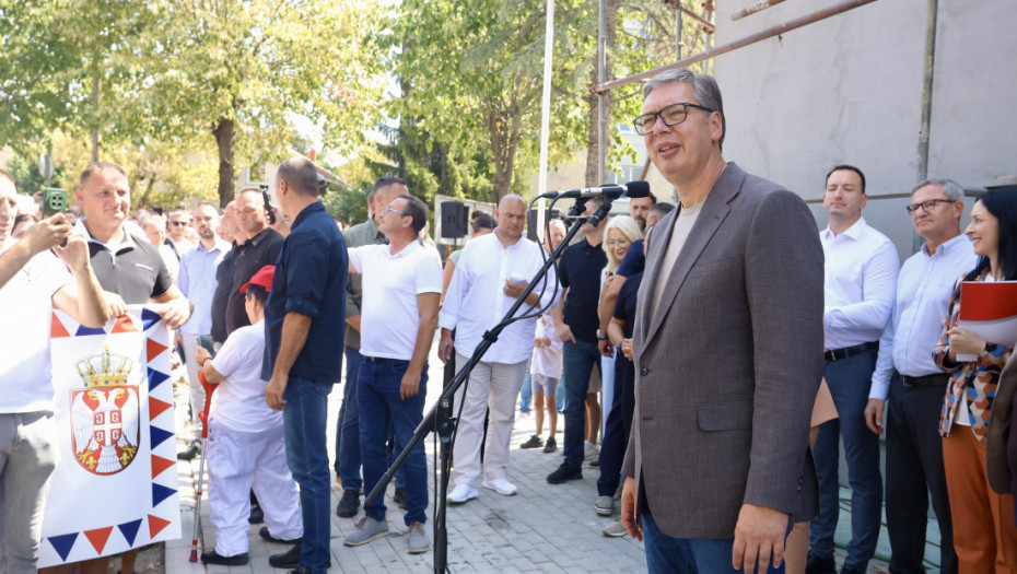 Vučić: RFZO leči veći broj ljudi i više retkih bolesti nego ikada