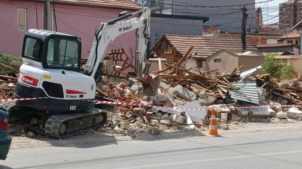 Severna Mitrovica: Kosovska policija privela opštinske inspektore koji su sprečavali nelegalno rušenje