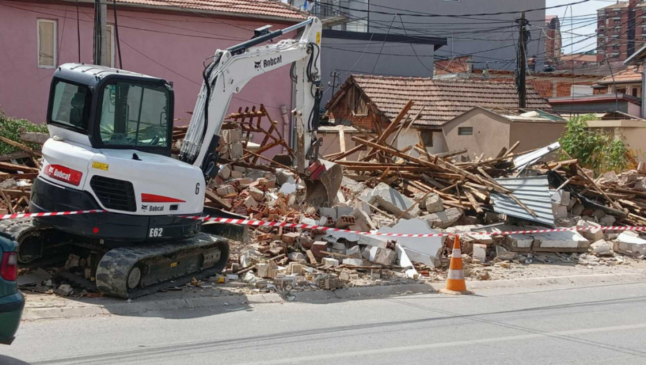 Severna Mitrovica:  Kosovska policija privela opštinske inspektore koji su sprečavali nelegalno rušenje